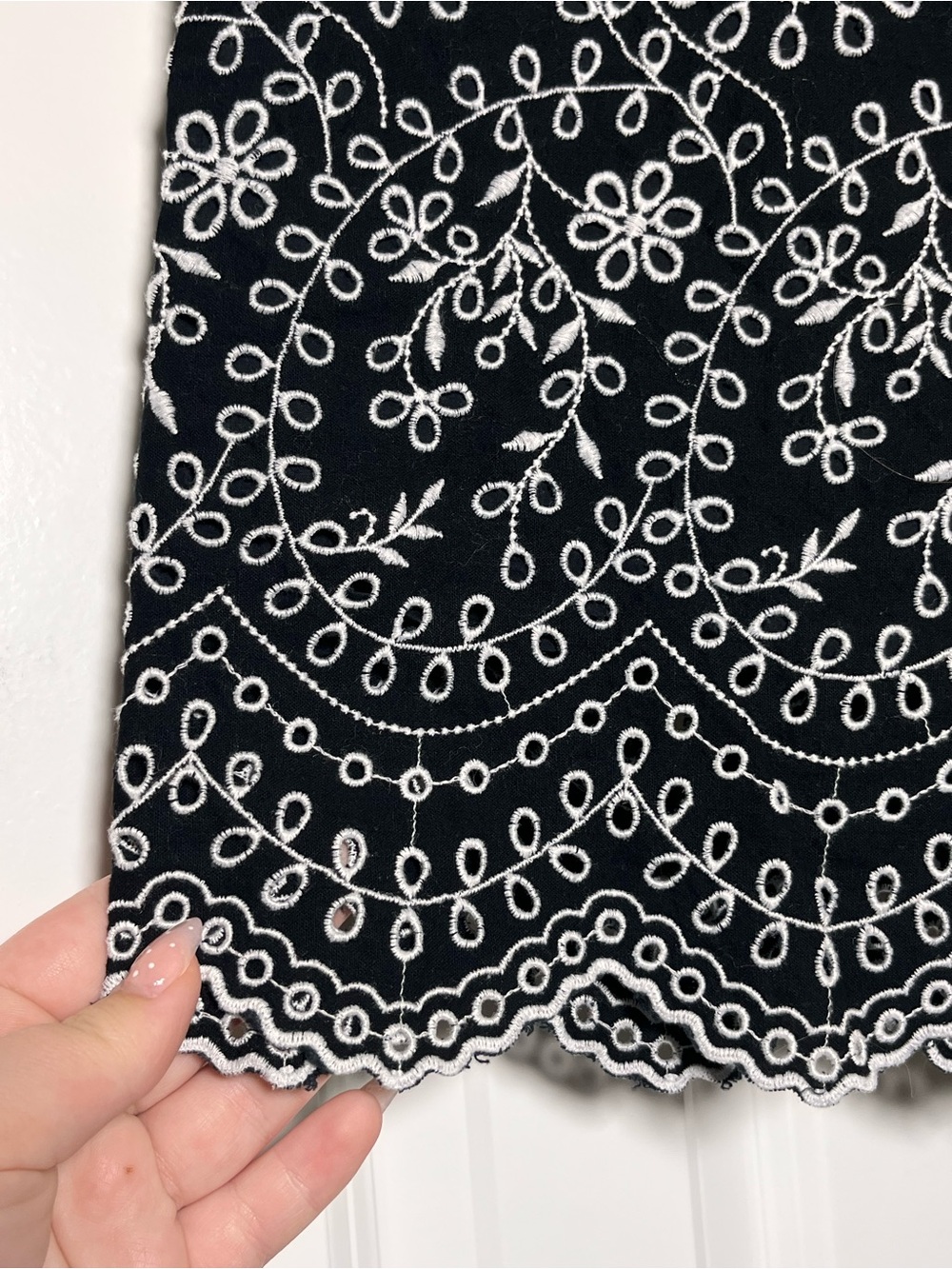 LOFT Black White Embroidered A-Line Skirt Floral Scalloped Hem Size 12 - Picture 2 of 4